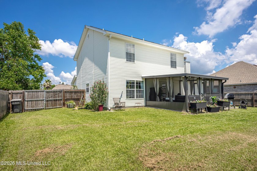 Beautiful two-story home offering 3 bedrooms, 2.5 bathrooms and - photo 41