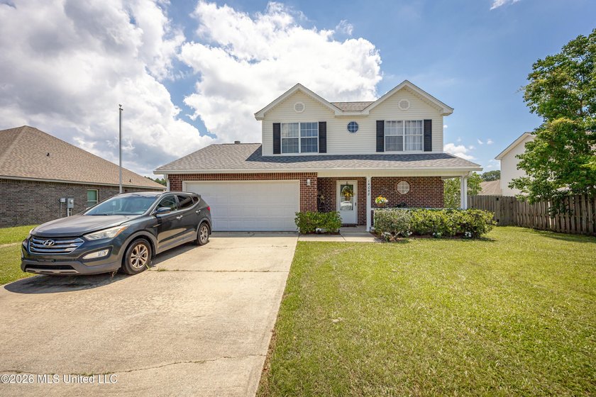 Beautiful two-story home offering 3 bedrooms, 2.5 bathrooms and - photo 44
