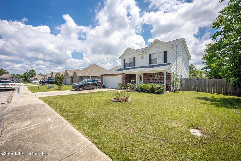 Beautiful two-story home offering 3 bedrooms, 2.5 bathrooms and - photo 45