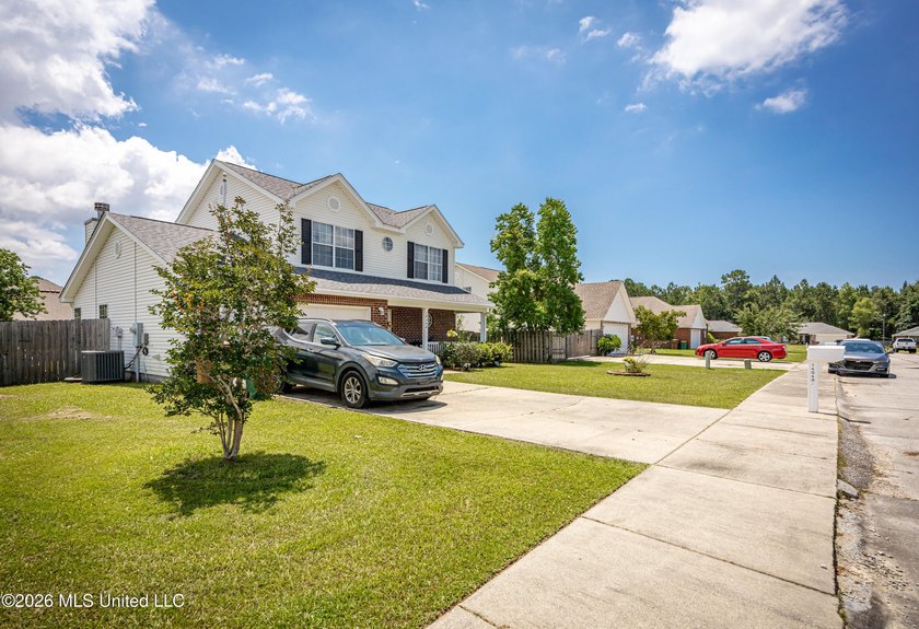 Beautiful two-story home offering 3 bedrooms, 2.5 bathrooms and - photo 46