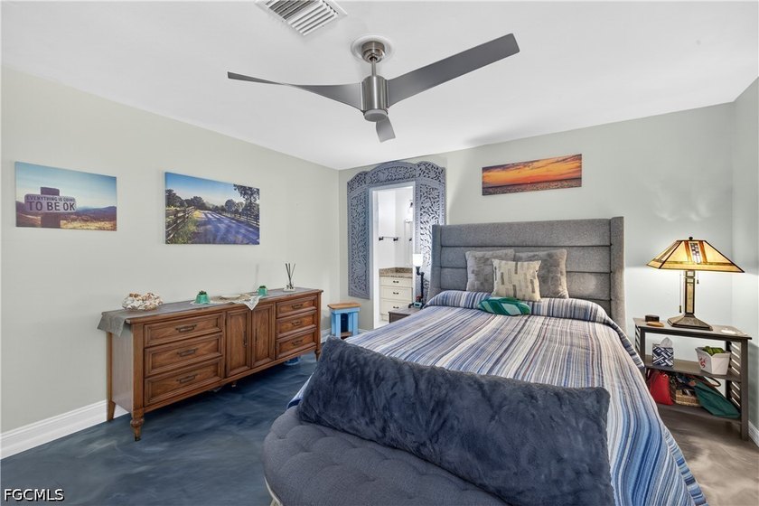 Adorable home ideally located just three lots from the river and - photo 10