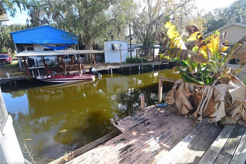 An extremely rare opportunity to have a mobile home on a canal - photo 7