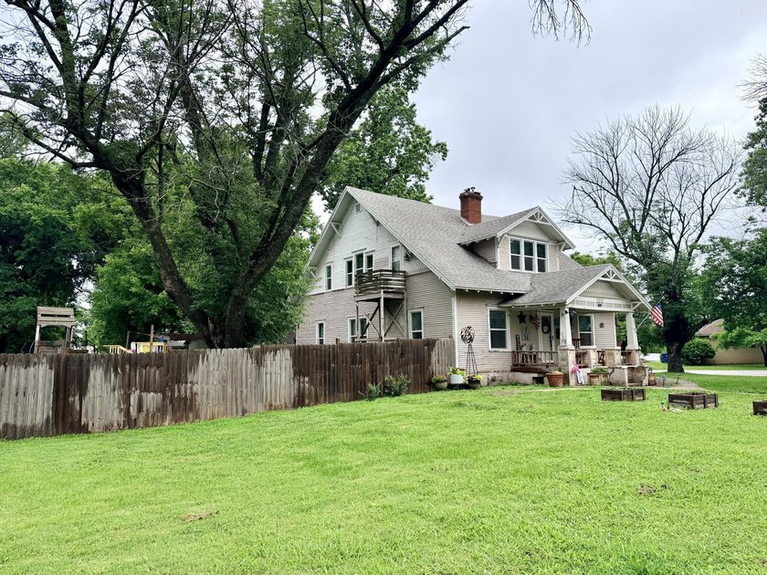 Beautiful older home that has been updated and ready to go! This - photo 4
