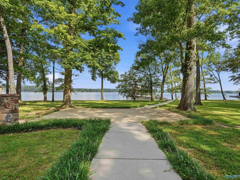 Beautiful waterfront property on Lake Guntersville featuring 4 - photo 15