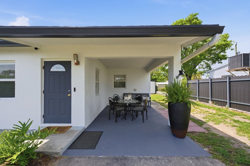 Beautifully updated 2-bedroom, 1-bath home with EXTRA Florida - photo 7