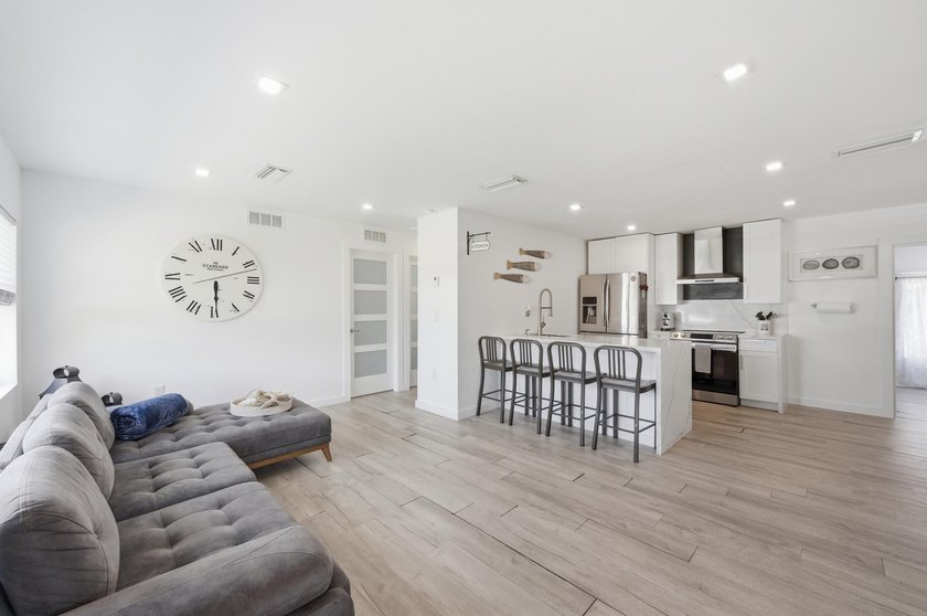 Beautifully updated 2-bedroom, 1-bath home with EXTRA Florida - photo 8