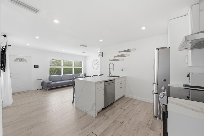 Beautifully updated 2-bedroom, 1-bath home with EXTRA Florida - photo 9