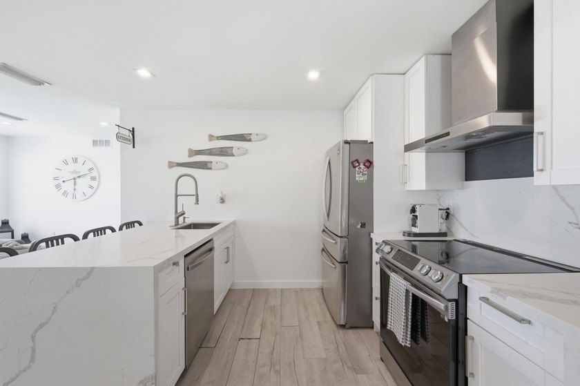 Beautifully updated 2-bedroom, 1-bath home with EXTRA Florida - photo 10