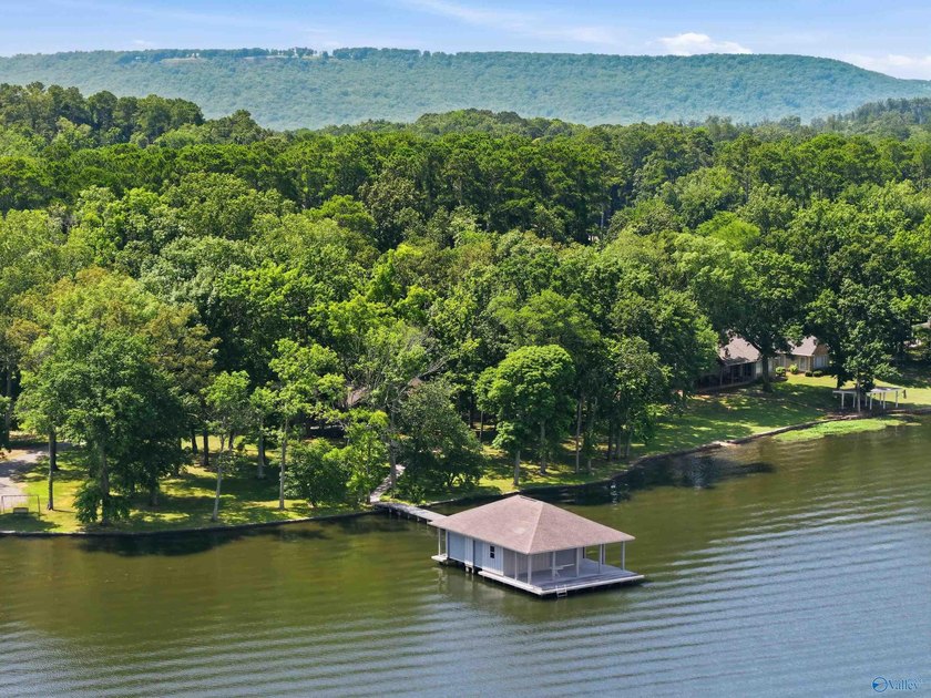 Beautiful waterfront property on Lake Guntersville featuring 4 - photo 35