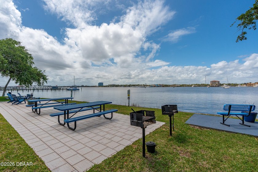 Great investment opportunity! This unit is renovated and tenant - photo 6
