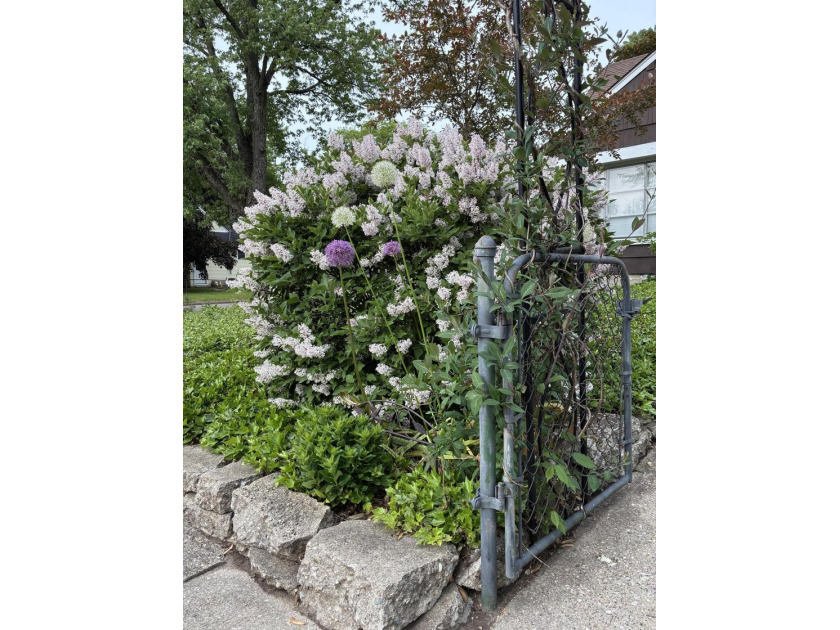 5/31 OPEN HOUSE CANCELLED. WELCOME HOME to this lovely gem of a - photo 2