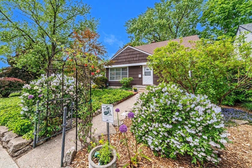 5/31 OPEN HOUSE CANCELLED. WELCOME HOME to this lovely gem of a - photo 7