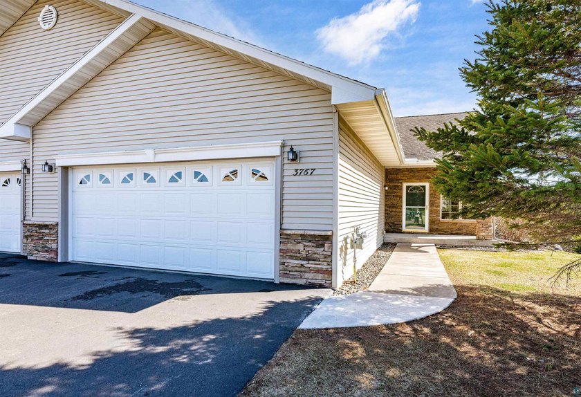 Welcome to this beautifully maintained 4-bedroom, 3-bath - photo 2
