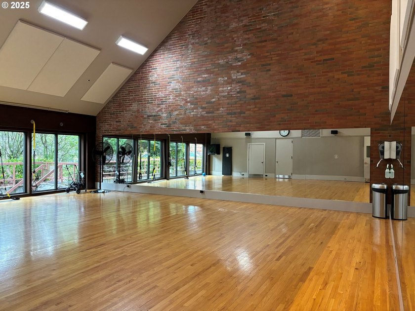 Discover top-floor living in this 1516 sq. ft. 3-bedroom, 2-bath - photo 31