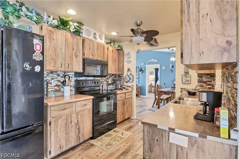 Welcome to this well-maintained Port Charlotte home offering 3 - photo 10