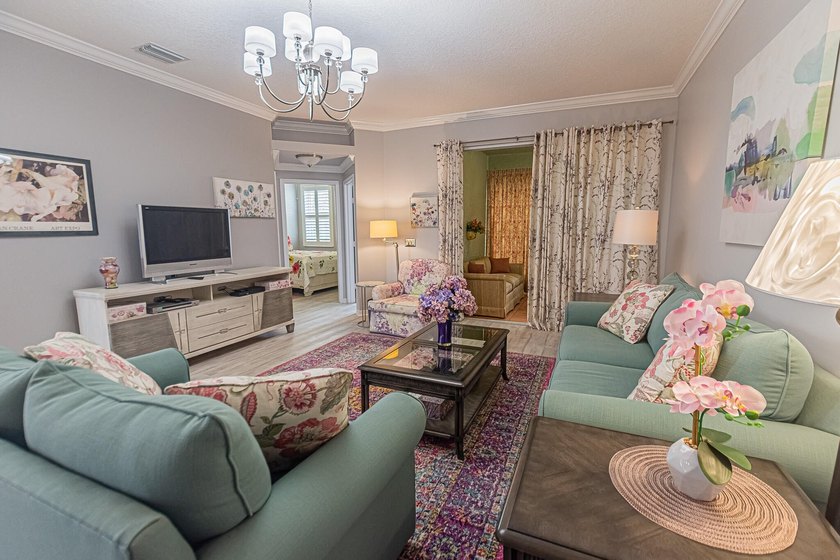 Gorgeous updated 2/2/2 with flex room with high-end finishes - photo 4