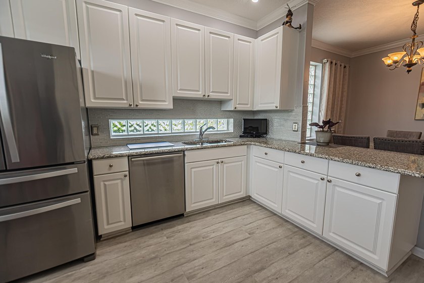 Gorgeous updated 2/2/2 with flex room with high-end finishes - photo 7