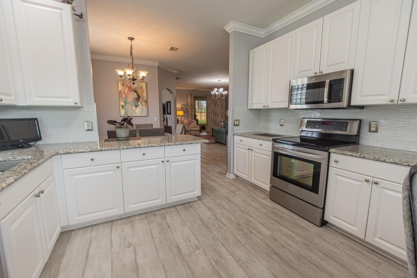 Gorgeous updated 2/2/2 with flex room with high-end finishes - photo 8