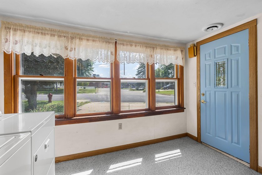 Bring your vision to this charming lakefront home on beautiful - photo 7