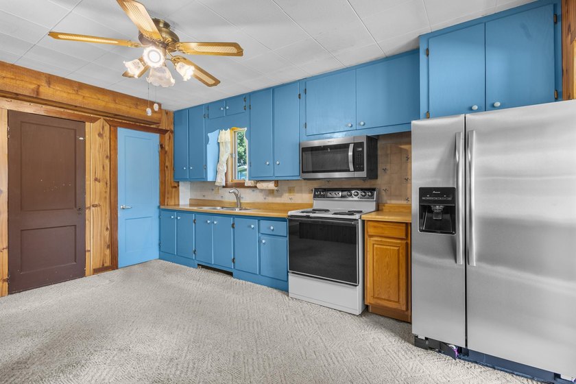 Bring your vision to this charming lakefront home on beautiful - photo 8