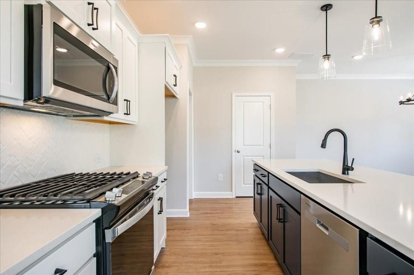 Traton Homes, Brooks elevation *E* end unit! Estimated June/July - photo 9