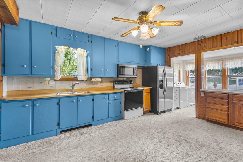 Bring your vision to this charming lakefront home on beautiful - photo 10