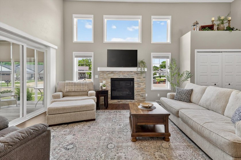 Enjoy easy main-level living in this beautifully maintained - photo 2
