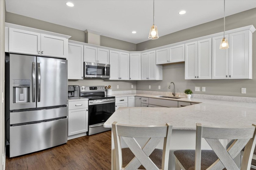 Enjoy easy main-level living in this beautifully maintained - photo 3