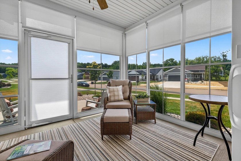 Enjoy easy main-level living in this beautifully maintained - photo 4