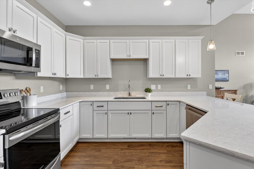 Enjoy easy main-level living in this beautifully maintained - photo 6