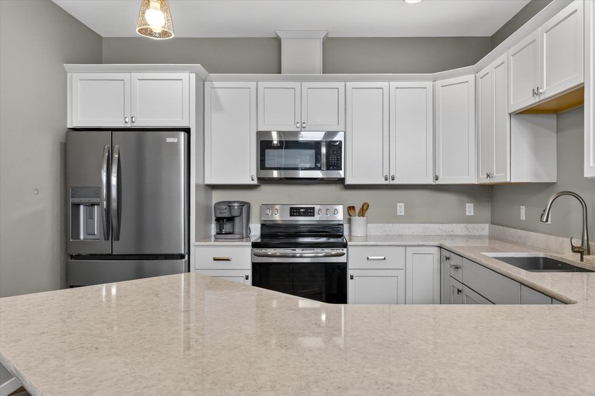 Enjoy easy main-level living in this beautifully maintained - photo 7