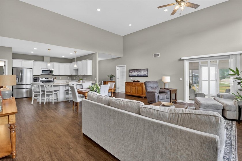 Enjoy easy main-level living in this beautifully maintained - photo 8