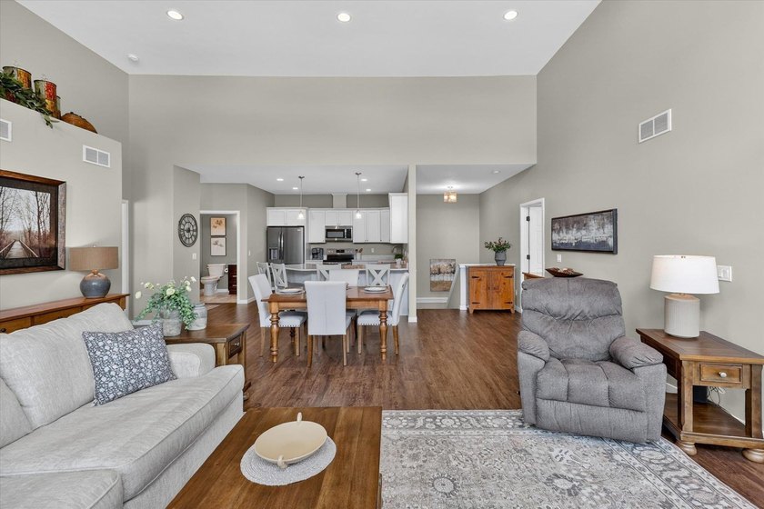 Enjoy easy main-level living in this beautifully maintained - photo 9