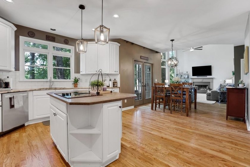 Welcome to this beautifully updated 6-bedroom, 4-bathroom home - photo 11