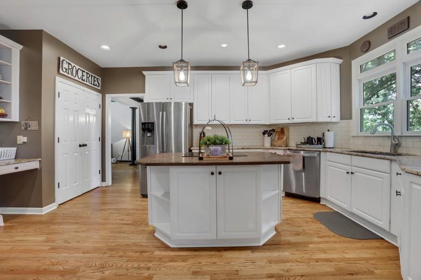 Welcome to this beautifully updated 6-bedroom, 4-bathroom home - photo 12