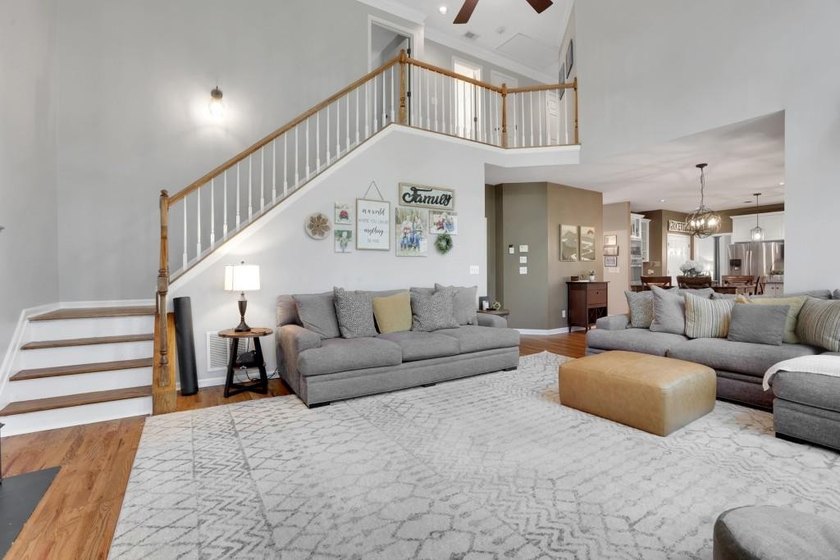 Welcome to this beautifully updated 6-bedroom, 4-bathroom home - photo 15