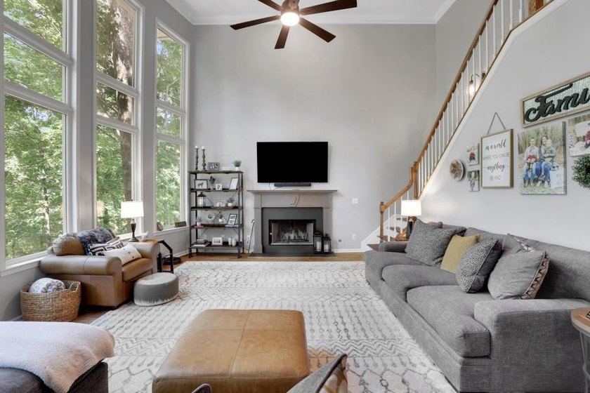 Welcome to this beautifully updated 6-bedroom, 4-bathroom home - photo 16