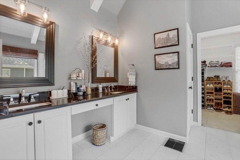 Welcome to this beautifully updated 6-bedroom, 4-bathroom home - photo 20