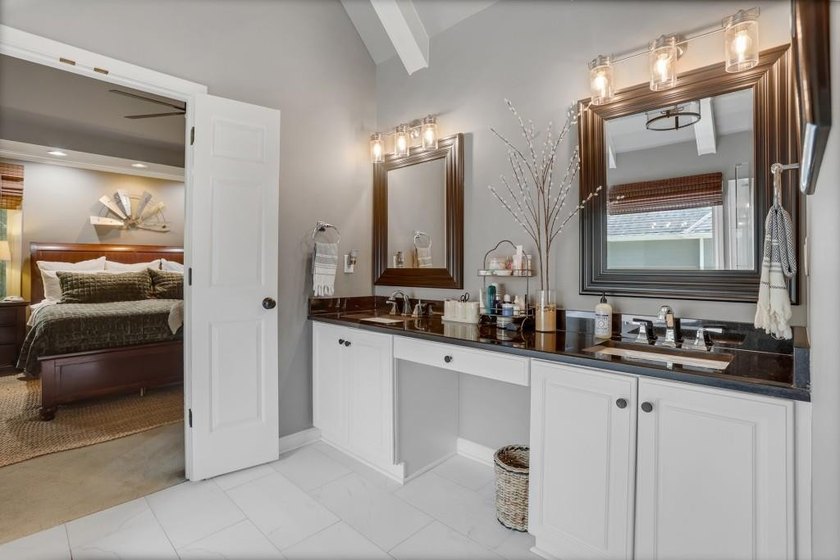 Welcome to this beautifully updated 6-bedroom, 4-bathroom home - photo 21