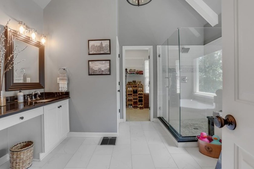 Welcome to this beautifully updated 6-bedroom, 4-bathroom home - photo 22