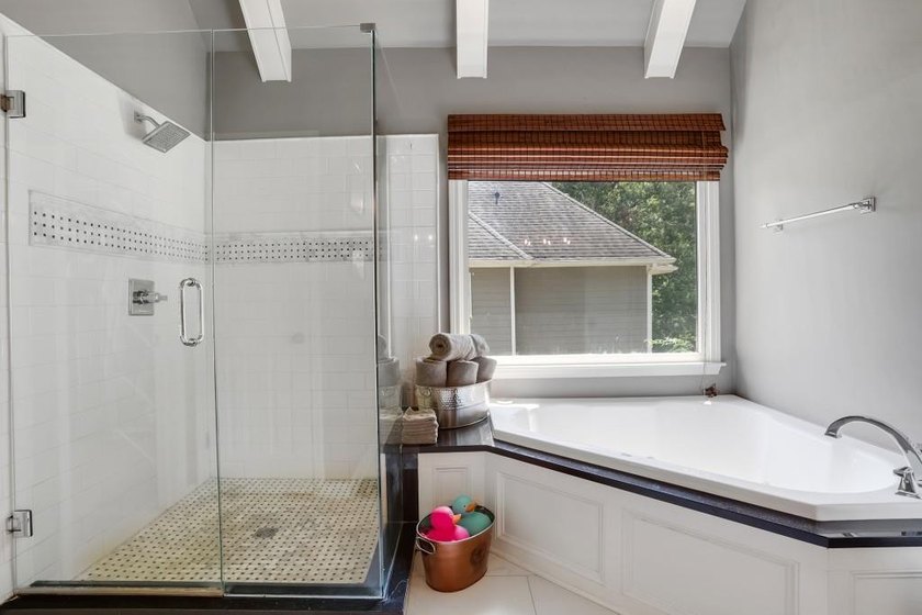 Welcome to this beautifully updated 6-bedroom, 4-bathroom home - photo 23