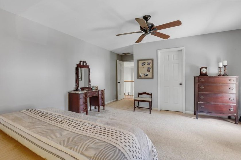 Welcome to this beautifully updated 6-bedroom, 4-bathroom home - photo 26