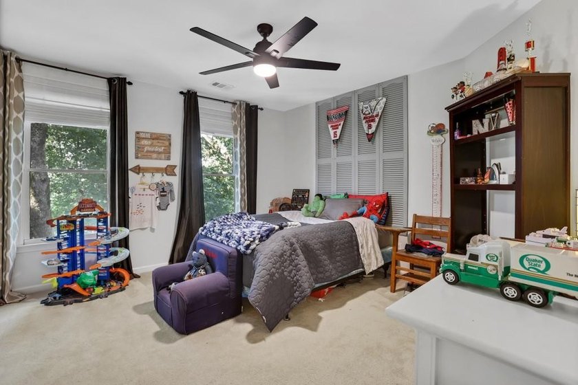 Welcome to this beautifully updated 6-bedroom, 4-bathroom home - photo 28