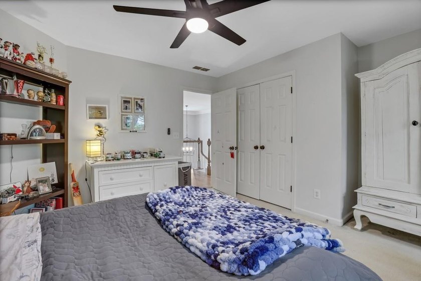 Welcome to this beautifully updated 6-bedroom, 4-bathroom home - photo 29