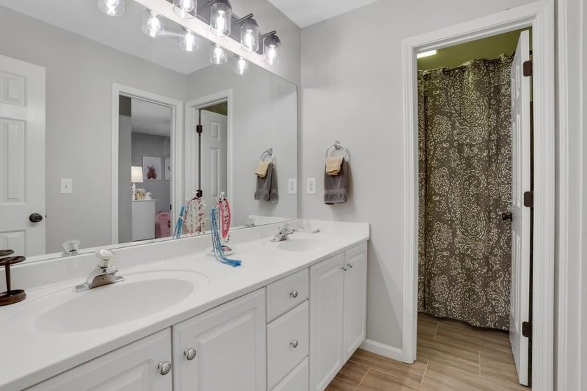 Welcome to this beautifully updated 6-bedroom, 4-bathroom home - photo 30