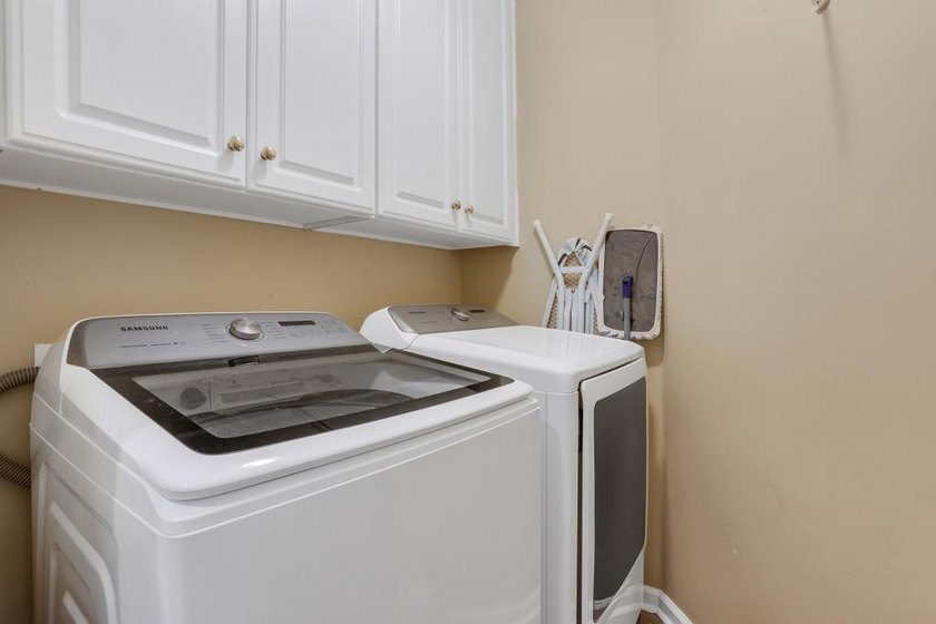 Welcome to this beautifully updated 6-bedroom, 4-bathroom home - photo 33