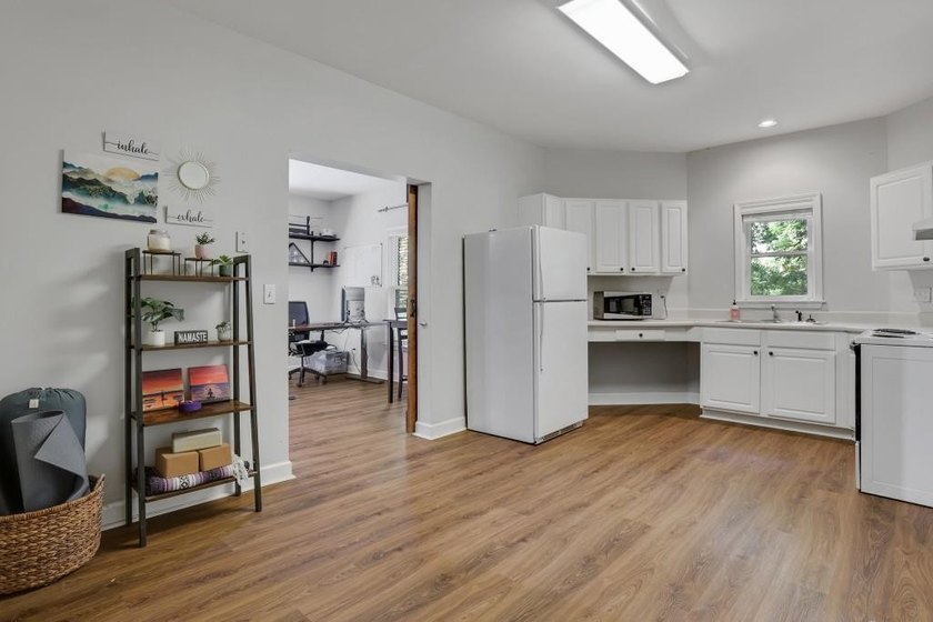 Welcome to this beautifully updated 6-bedroom, 4-bathroom home - photo 34
