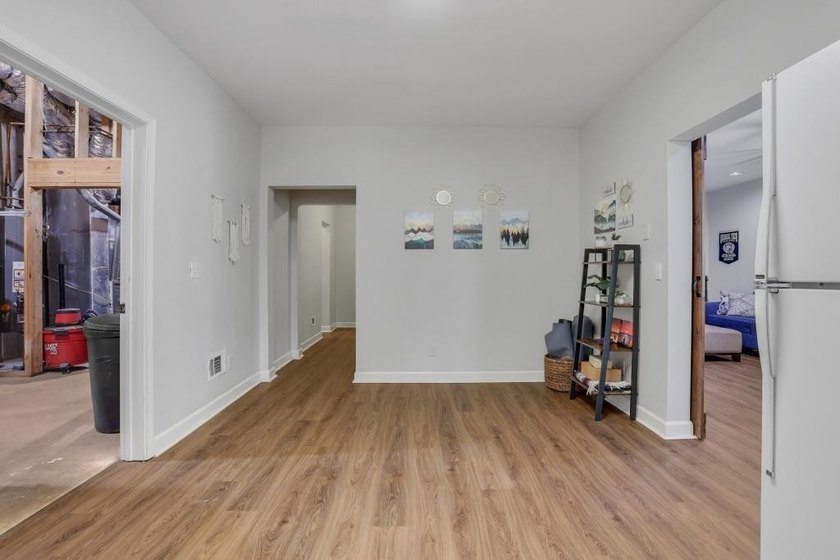 Welcome to this beautifully updated 6-bedroom, 4-bathroom home - photo 36