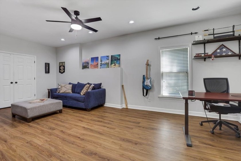 Welcome to this beautifully updated 6-bedroom, 4-bathroom home - photo 37