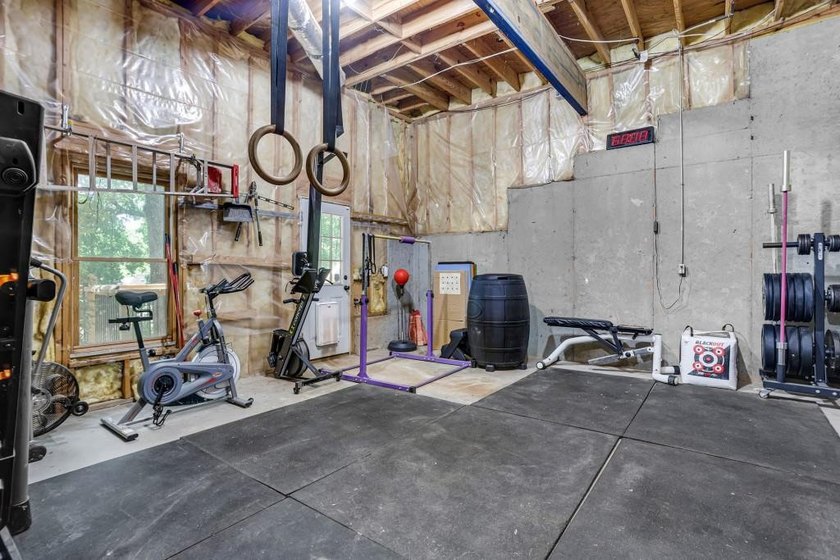 Welcome to this beautifully updated 6-bedroom, 4-bathroom home - photo 41